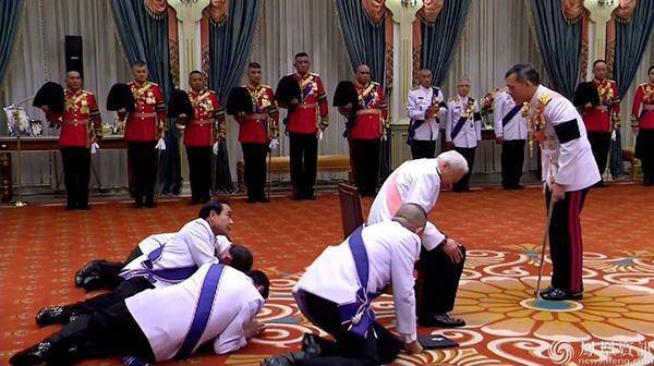 遇到泰国王室，当地人需要立刻下跪，中国游客：我们怎么办啊？