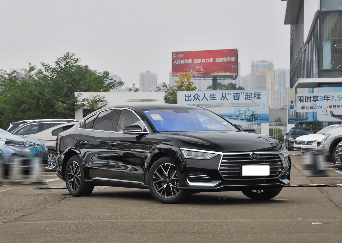 实拍比亚迪e9车长接近5米气场不输a6l破百仅需79秒