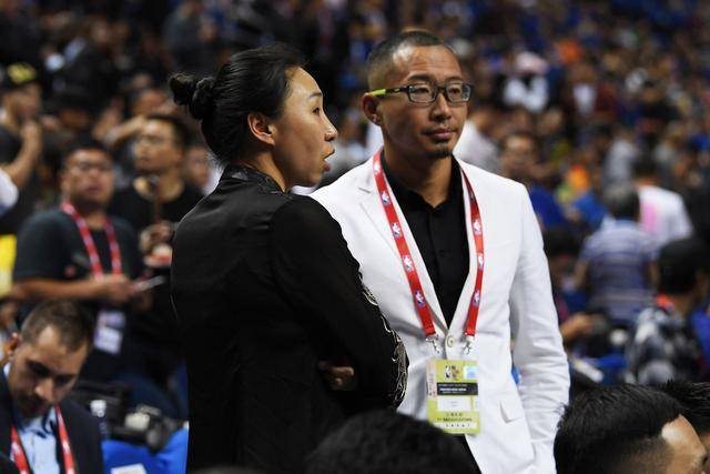 她是中国女篮传奇,35岁才结婚,曾揭露地方篮协黑幕,如今成辣妈_苗立杰