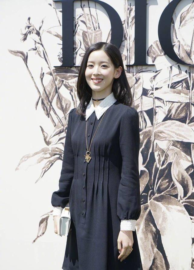 章泽天气质好真任性,出席活动低调穿日常装亮相,快三十岁也清纯