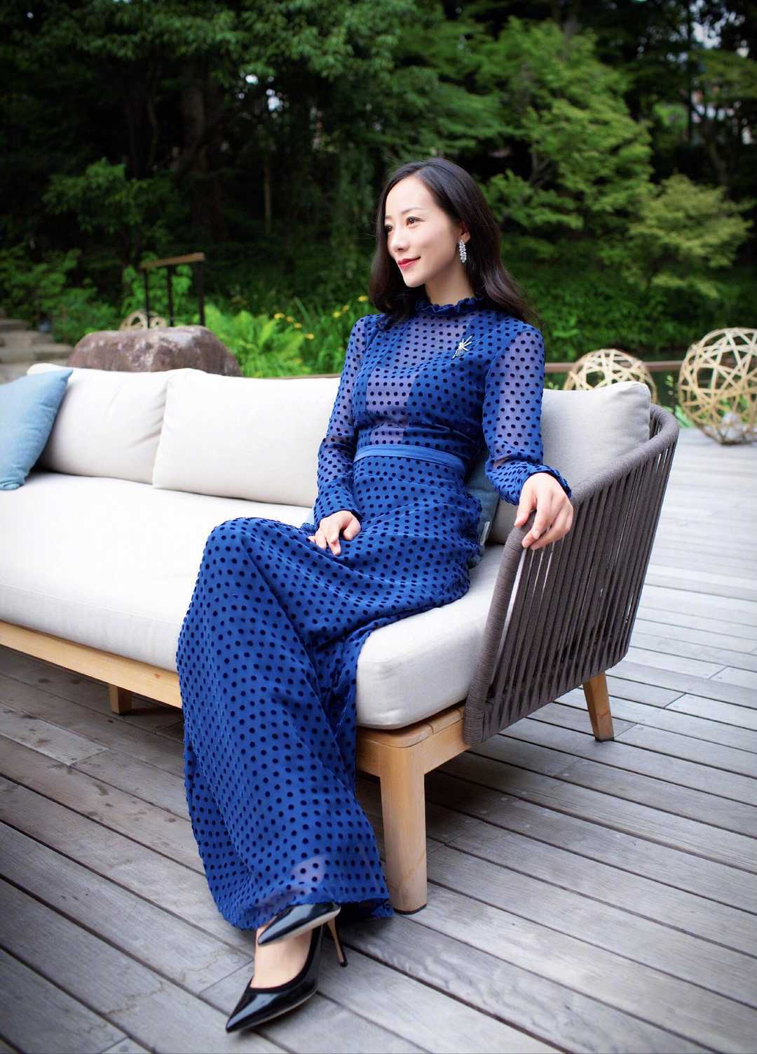 韩雪的高级感无敌了,穿蓝色波点半透连衣裙亮相,气质不输超模
