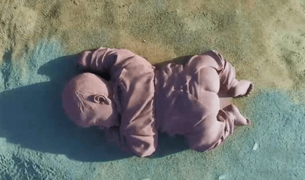 甘肃沙漠上躺了个巨婴独自沉睡数年模样可爱惹人心疼