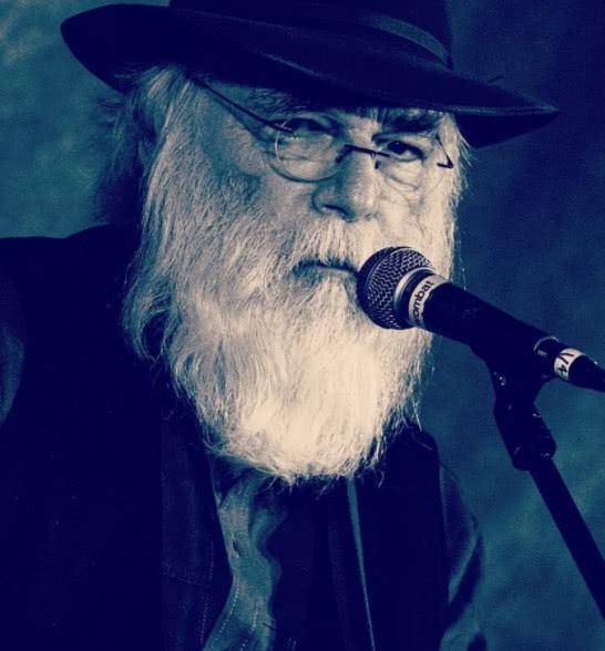 美71岁男歌手唱到一半,道歉后抱着吉他猝死在舞台上_大卫奥尔尼_表演