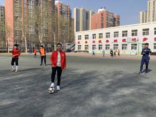 大兴区枣园小学体育嘉年华——足球联赛拉开帷幕_比赛_足球运动员_赛