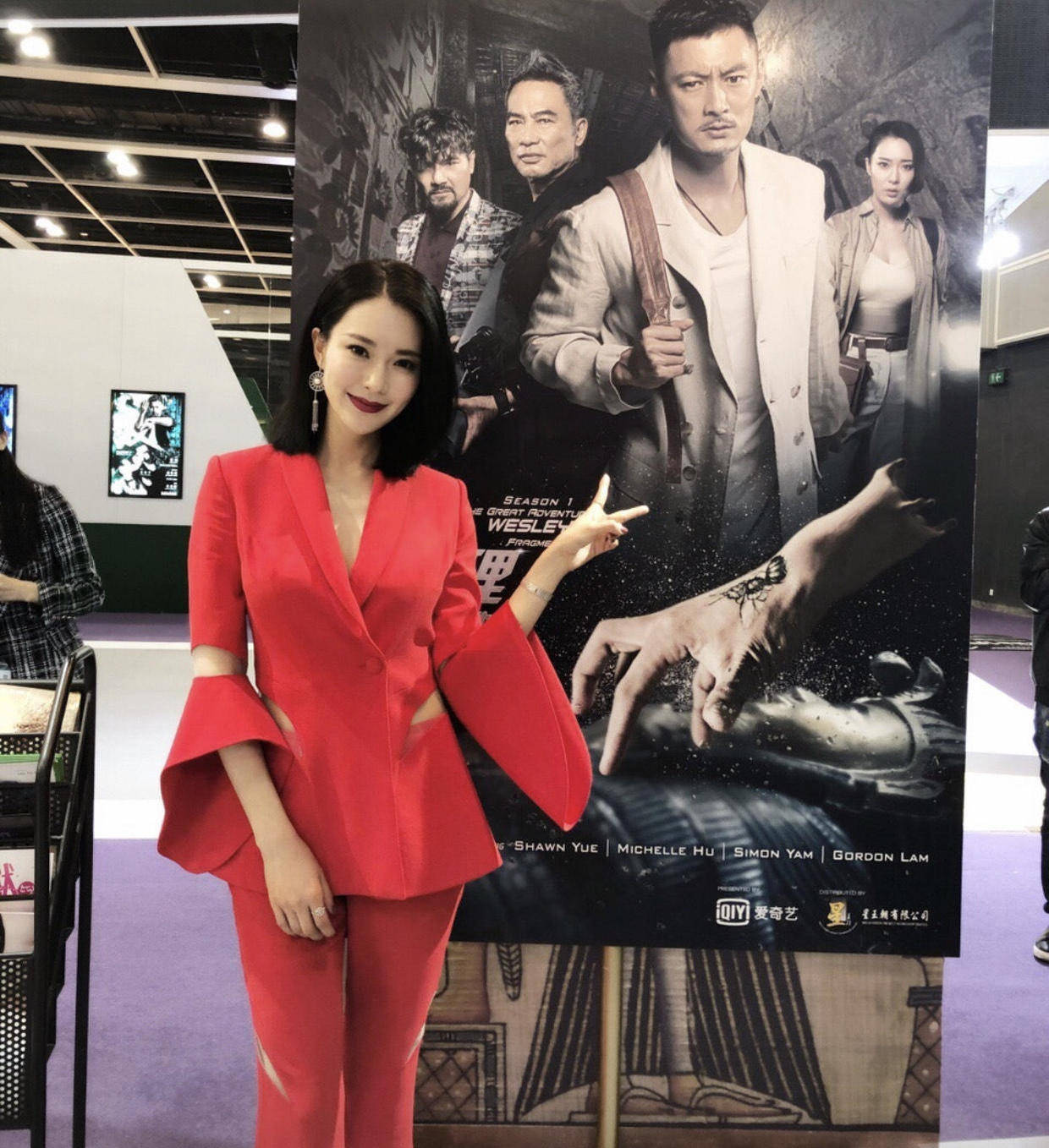 胡然这是闹哪样穿一条粉色吊带睡裙就出门身材好藏不住凹凸感