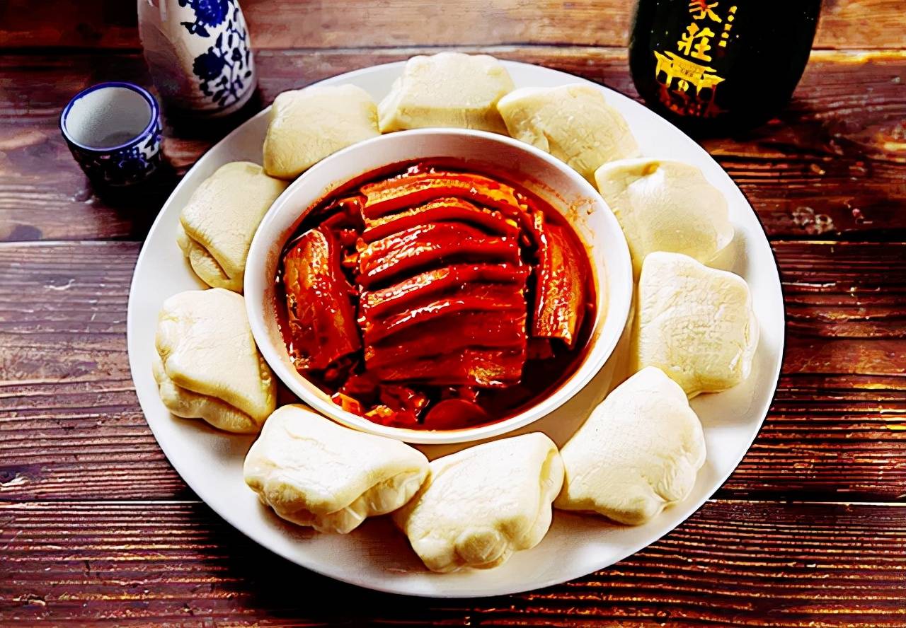 九:酱梅肉酱梅肉是山西的传统名菜,是把五花肉加上葱段,姜片,酱豆腐