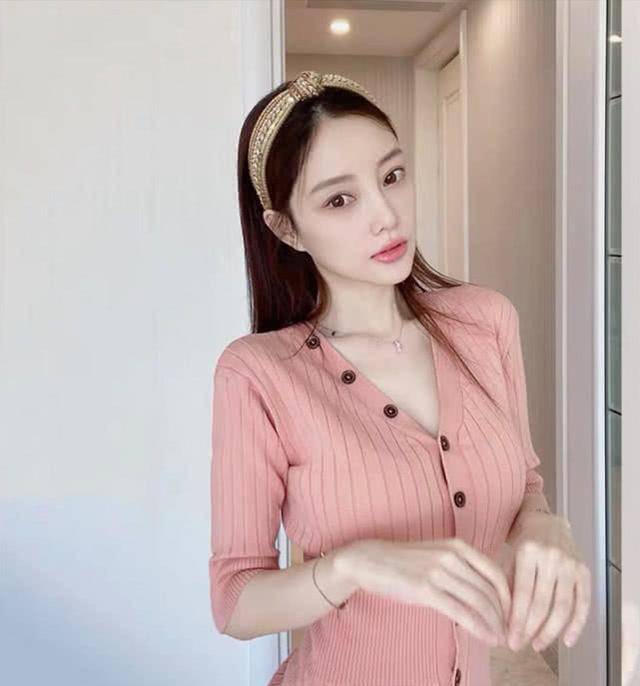 原创李小璐近照堪比整容悄悄的又变美了