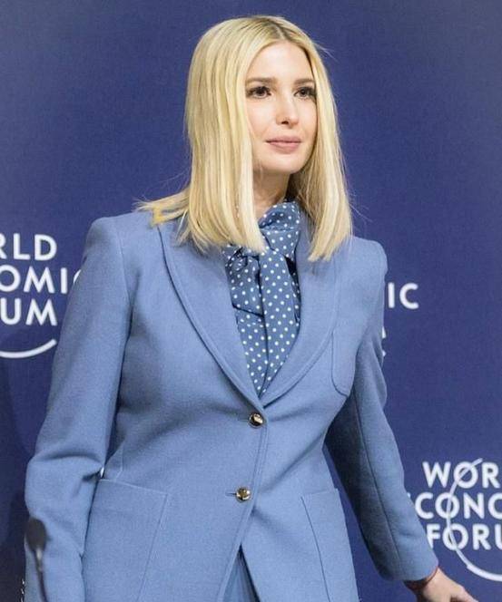 原创38岁伊万卡中年发福宽松西服穿出水桶腰法令纹太抢镜