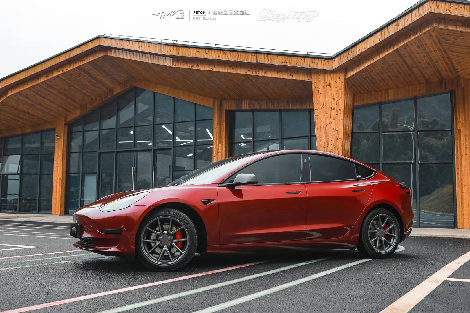 特斯拉model3tmd潮牌车膜改色膜液态金属龙血红