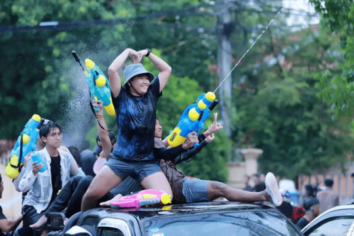 看到第一张就憋不住了._水枪_人们_射击