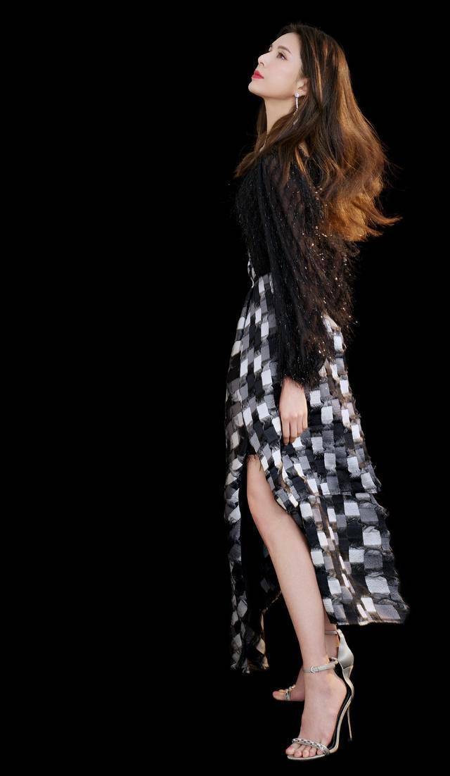 原创小龙女李若彤晒近照穿超短t恤搭配紧身裤晒马甲线太逆龄