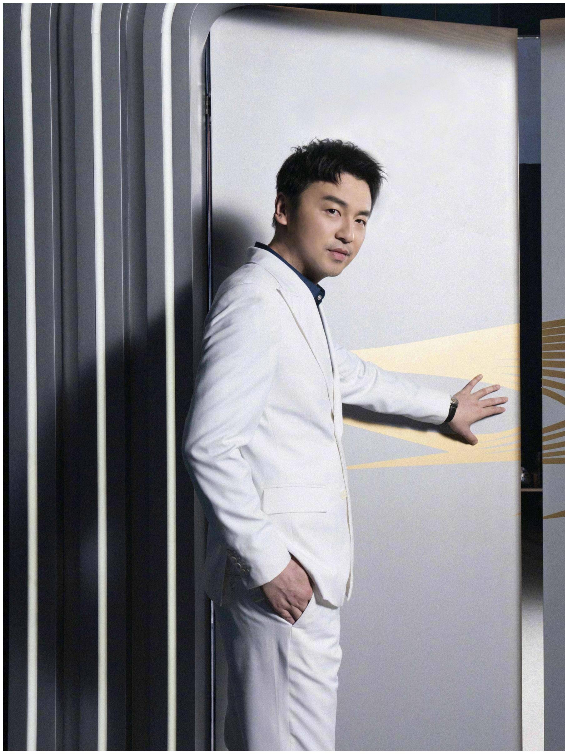 原创佟丽娅偏爱碎花单品变身甜美女孩雷佳音的西装装扮成熟气质