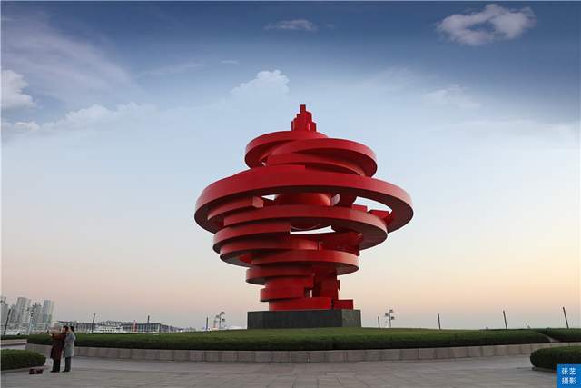 中国十大城市广场之一青岛有座地标建筑象征五月的风生生不息