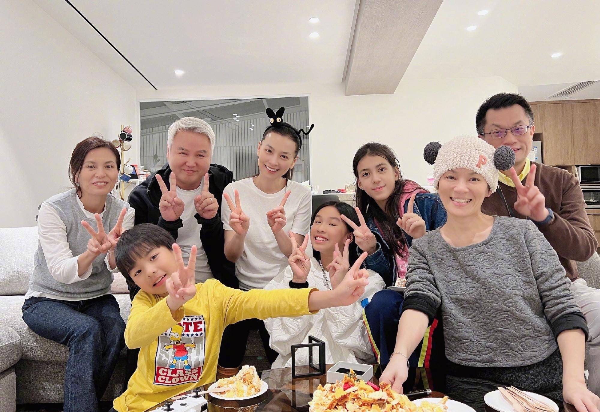 原创曾哲贞为女儿庆30岁生日近照优雅且文静爸爸林瑞阳未有表示