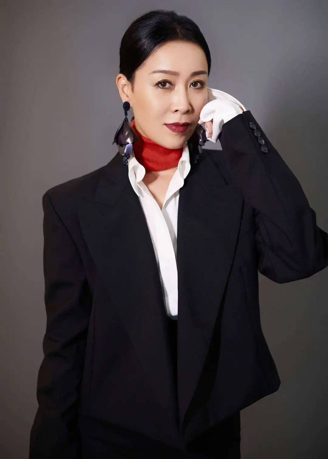 在这场演唱会上,她在舞台上卖力地演唱,还请到了刘德华,孙燕姿作为助