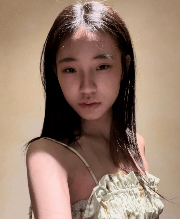 小s二女兒穿吊帶裙自拍,14歲許韶恩漂亮成熟,被贊名模臉像大s_照片_許