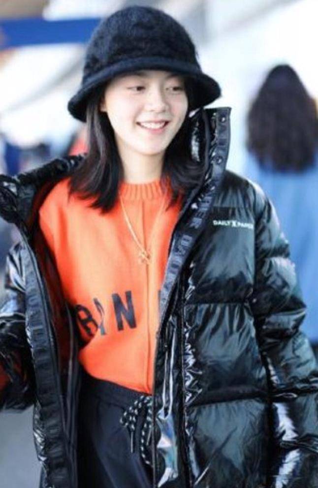 原创17岁赵今麦私服穿搭够前卫羽绒服配橙色内搭素颜气质好