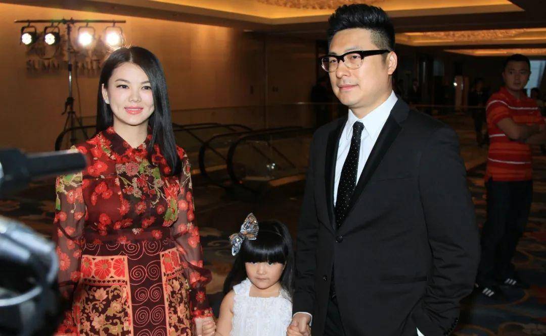 近照,婴儿肥消失充满少女气,似乎未受父母离婚影响_李湘_王岳伦_网友