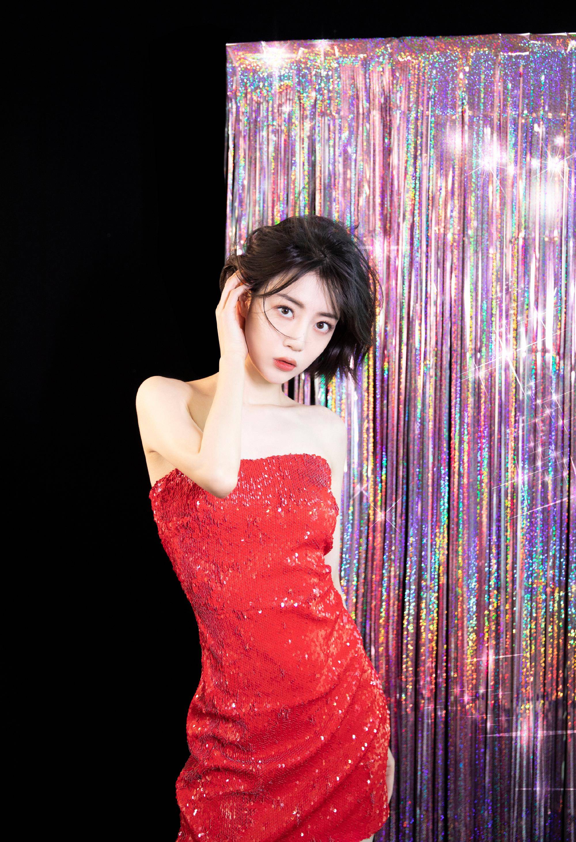 原创李溪芮31岁生日晒出红色抹胸裙写真照闪亮撩人且女人味十足