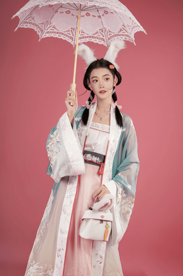 原创中秋出行穿汉服既优雅又大气回头率十足