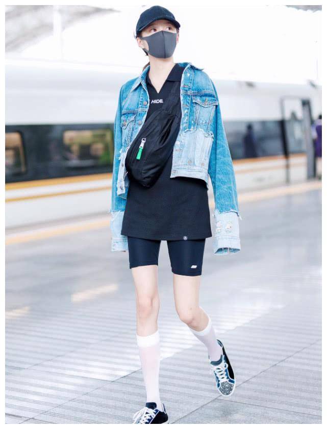 有一种秀腿叫关晓彤穿"无痕毒液裤",显腿长10cm_穿着_黑色_机场