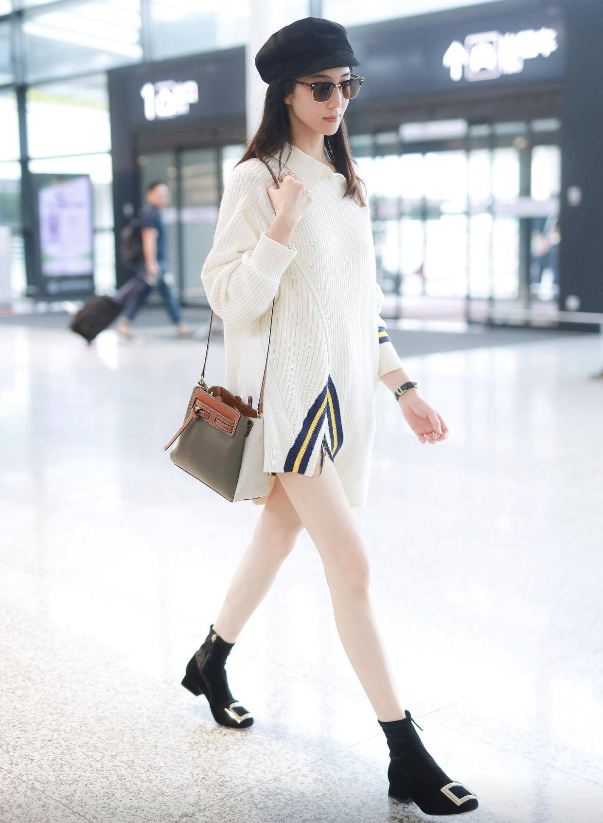 原创张钧甯天使脸孔穿红色露肩连衣裙亮相说她尤物身材不过分