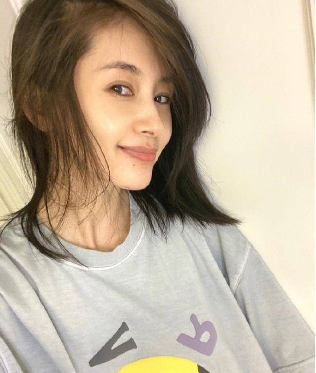 王子文素颜近照好普通,穿睡衣扮萌身高成亮点,意外曝光朴素豪宅_女神