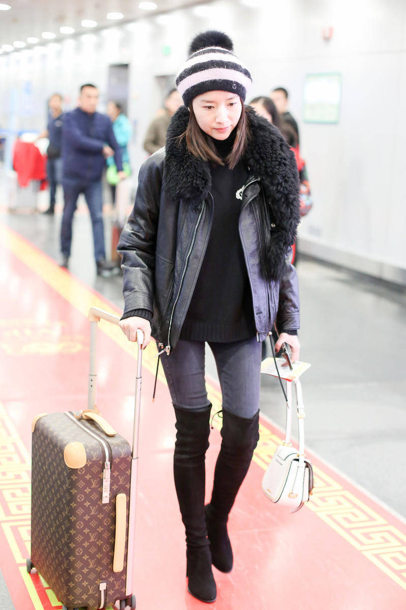 原创董洁又素颜走机场穿皮夹克配牛仔裤过膝长靴时髦洋气又显嫩
