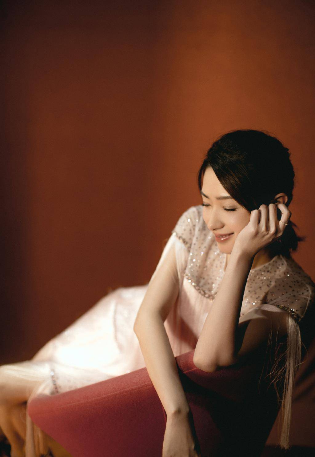 38岁万茜颜值依旧!牛仔外套休闲穿搭走机场,活力十足像18少女!