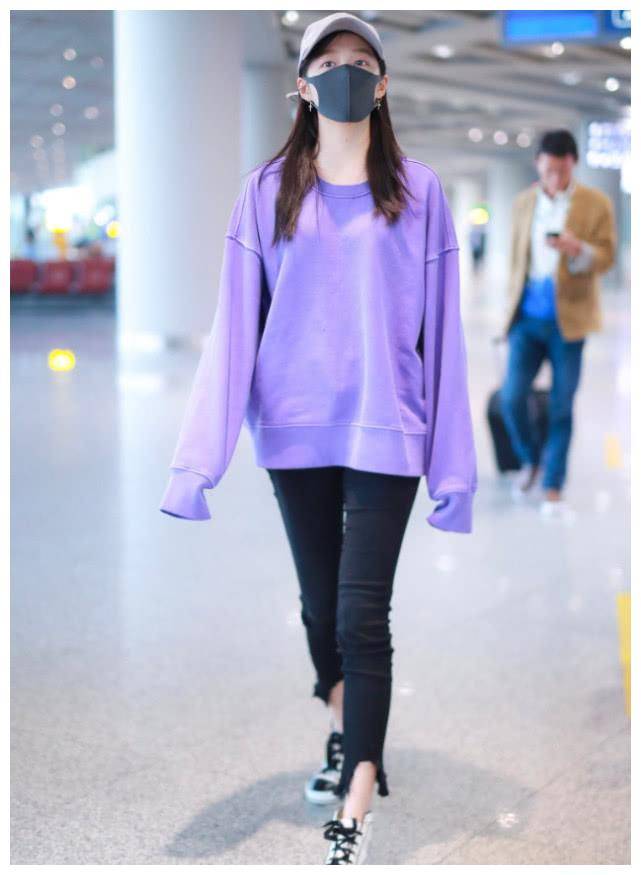 有一种秀腿叫关晓彤穿"无痕毒液裤",显腿长10cm_穿着_黑色_机场