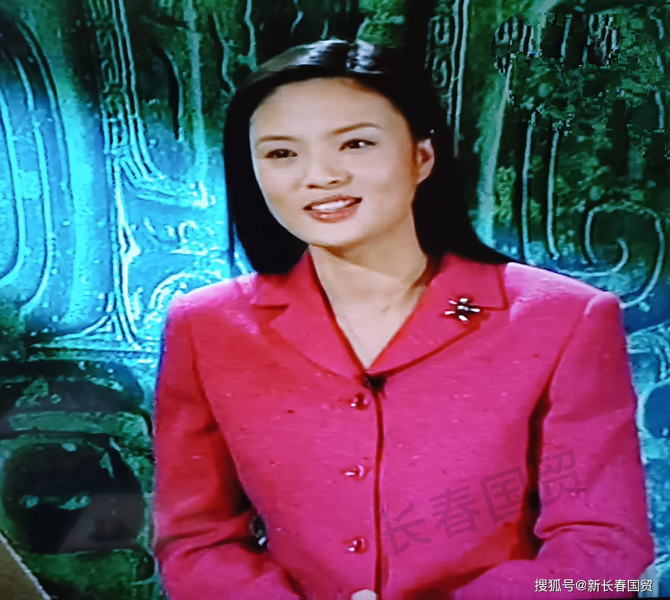 央视主持人刘芳菲20年前旧照曝光,长发披肩端庄文静气质好