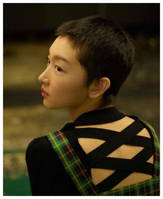 原创周冬雨继寸头造型后时尚大片秀平板身材看得网友心疼