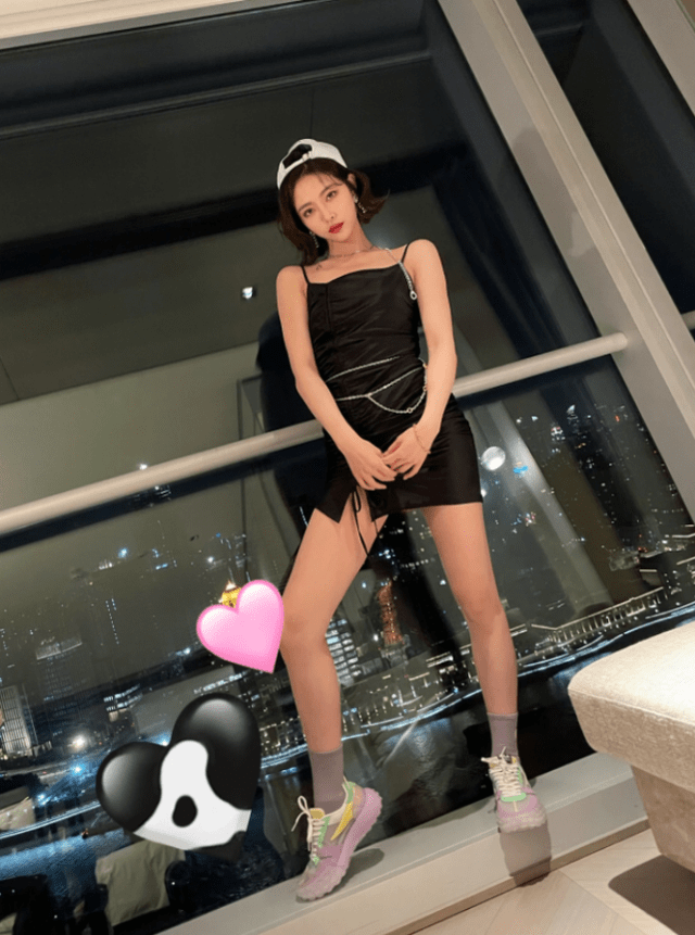 原创许佳琪成团后愈发不羁穿短裙还撕掉一块不料意外显腿长