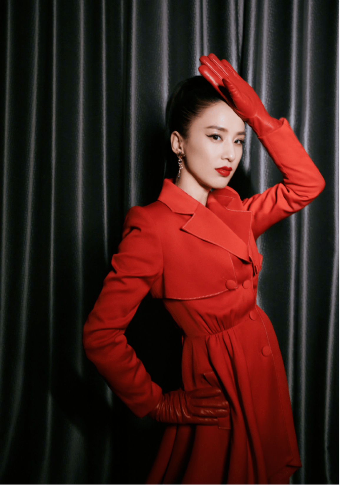 黄圣依彻底红了一回穿红色大衣配手套红唇扎高马尾a爆了