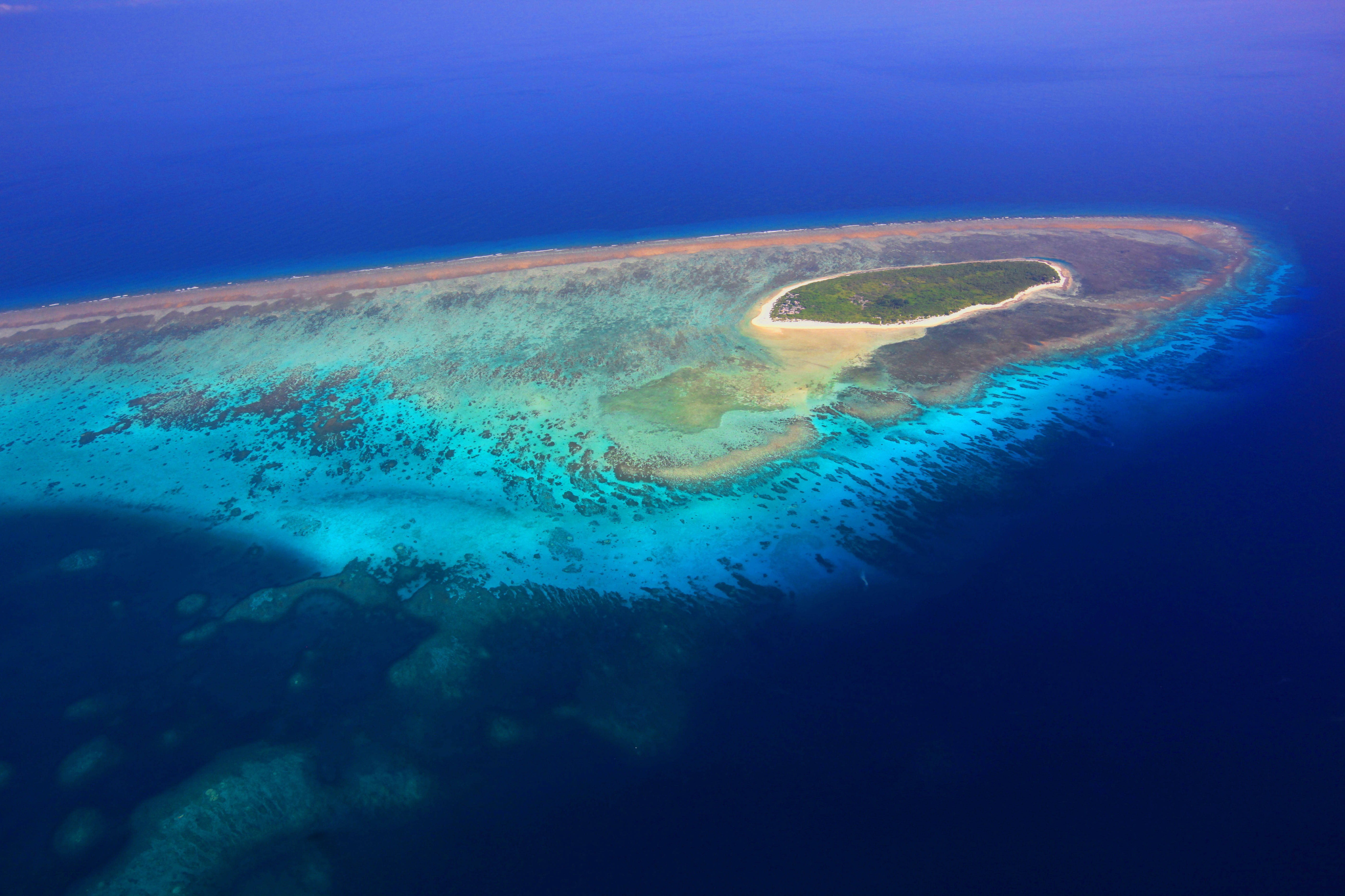 在南沙群岛的众多岛礁中,南薰礁的气候最为恶劣