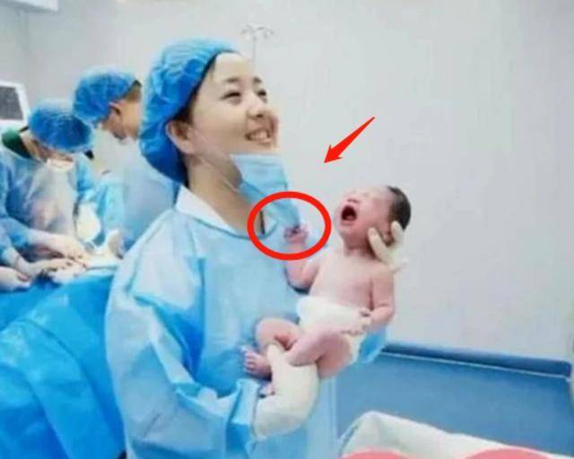 “渣男宝宝”走红，刚出生就扒下护士口罩，网友调侃：未来的情圣