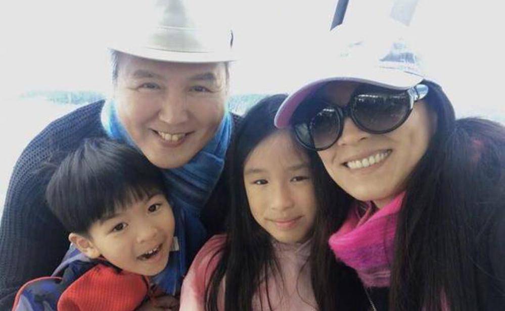 原创张庭一家四口游花海画面温馨有爱9次试管婴儿的艰辛是值得的