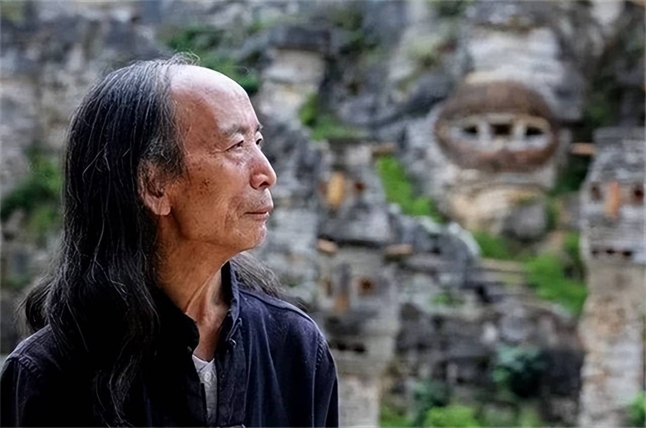 宋培伦隐居山林20年建成夜郎谷如今成亿万富翁和家人住石房