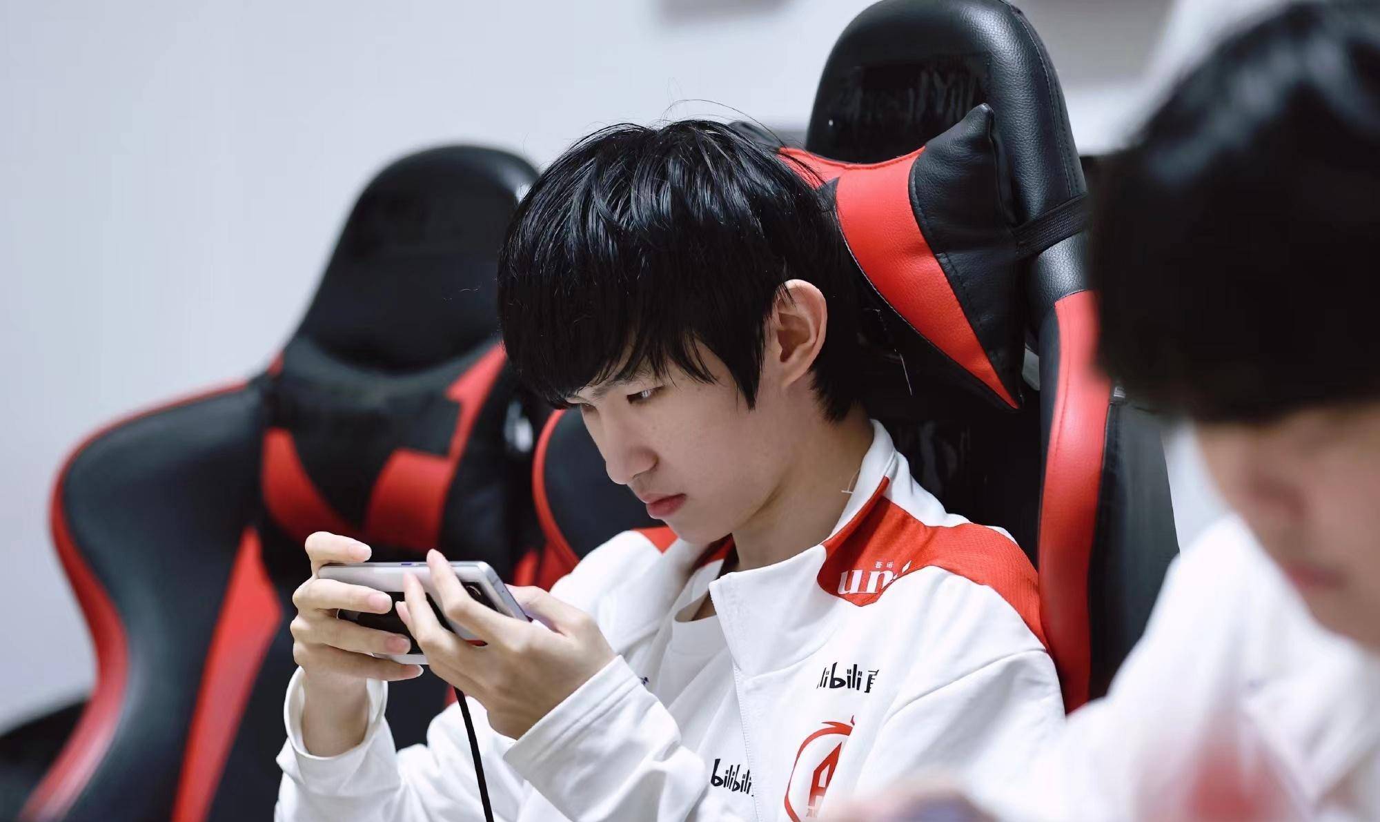 原创ag转会瓜600万亏本甩卖初晨一诺再转打野教练应该又是月光