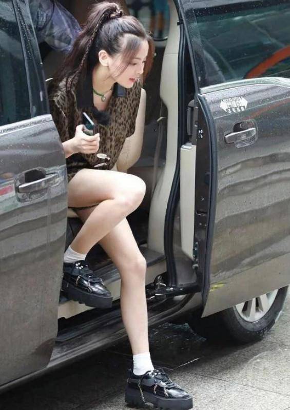 原创杨超越下车照被疯传看清她抬腿状态直男都动心了