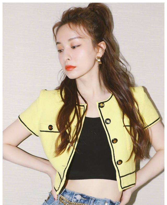 原创37岁吴昕真是让人惊艳穿蓝色丝绸露脐套装小秀马甲线好迷人