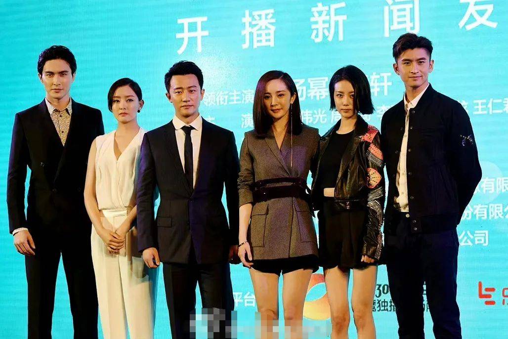 当高伟光与一群人合影时,就算站在最边上,他也十分扎眼,"吊打"黄轩和