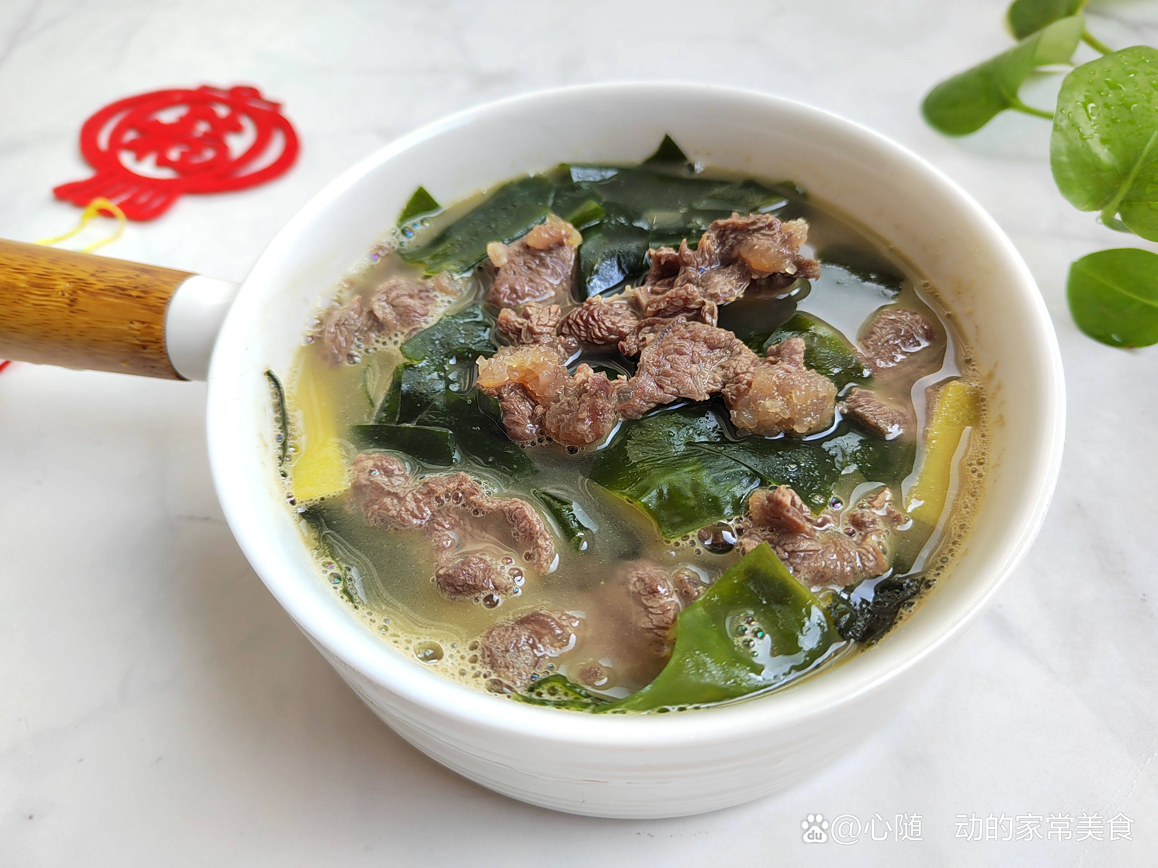 它就是裙带菜牛肉汤,牛肉的价格虽然贵了点,但是它的蛋白质含量比猪肉
