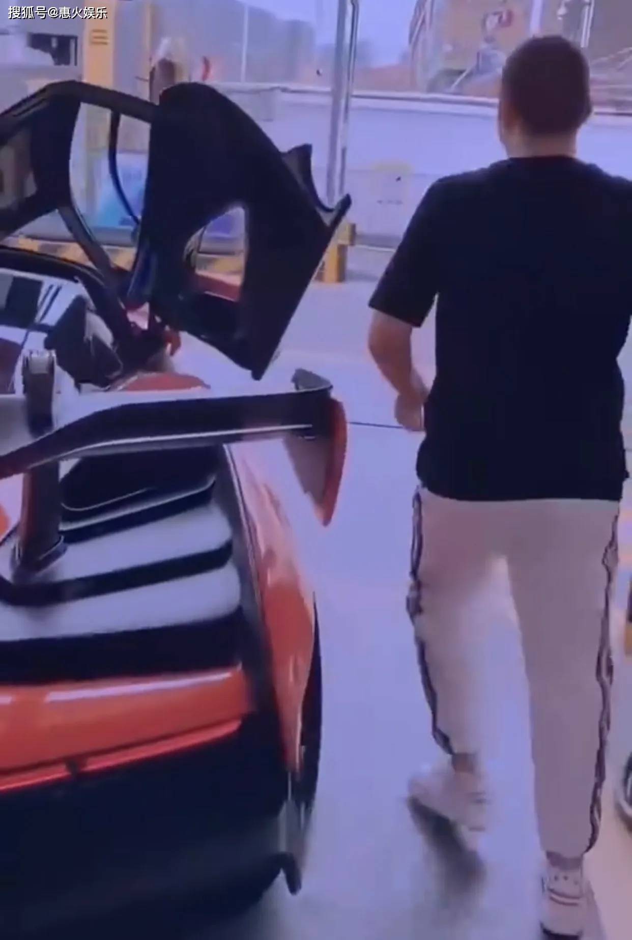 网红二驴开2000万豪车晒朋友圈再有十多天就回归首秀了