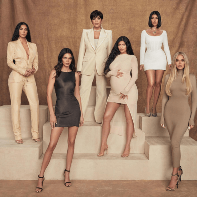 41岁金·卡戴珊合影詹娜,双腿被勒成莲藕形状,妹妹比她漂亮_身材_照片