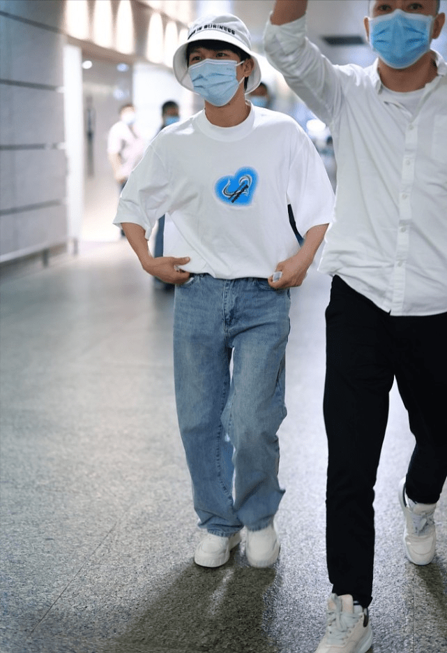 原创小个子不会穿可以多看看周深的搭配白t牛仔裤造型清新帅气