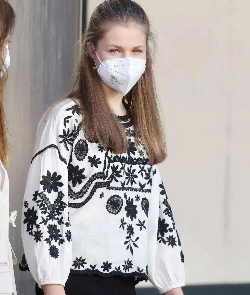 原创诺拉归国首亮相与妹妹齐头并进长身高眼神越发坚定有储君范