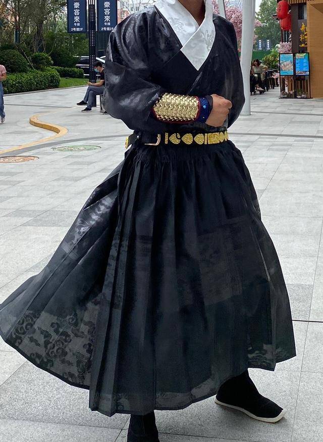 一般曳撒的设计是上衣花纹几乎占据全部,裙子则会占据一个"圈"的图样