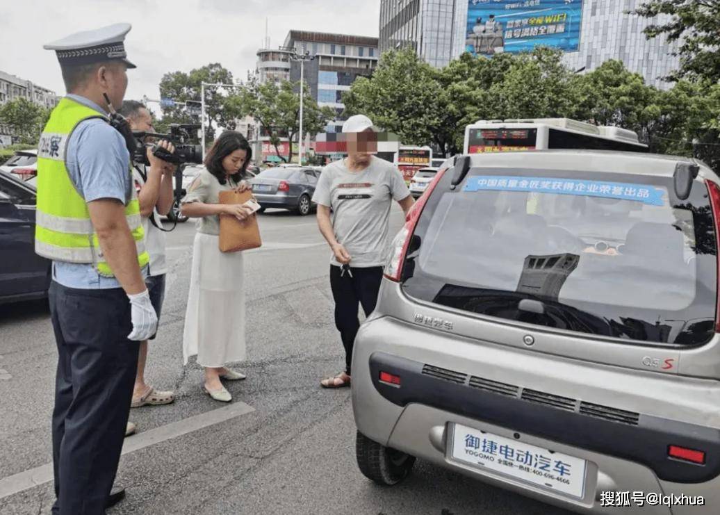 老年代步车半岛体育属于机动车上路需要上牌、持驾照、买保险(图2)