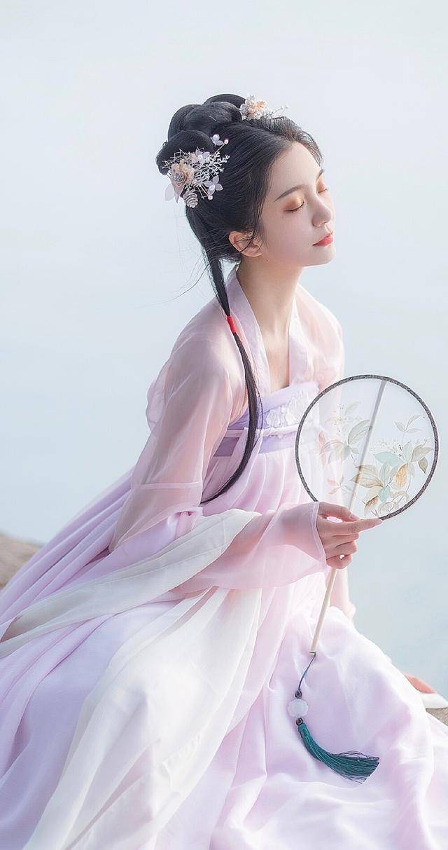 女生穿汉服的难言之痛:齐胸老掉,裙摆拖地,最后一种太让人无奈_裙子